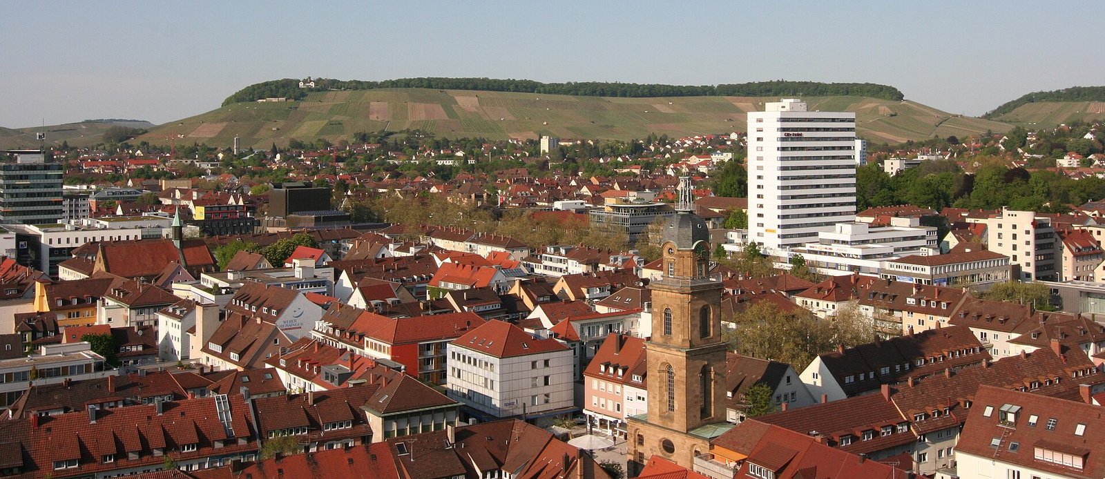 Blick vom Kiliansturm zum Wartberg mit Weinbergen